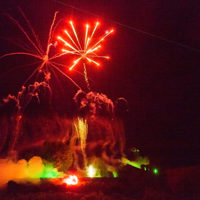 Feuerwerk bei Festlichkeiten des Burgtuniers