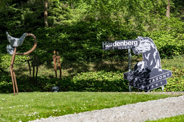 Gartenevent im Hardenberg Schlosspark und Hardenberg Distillery Statue