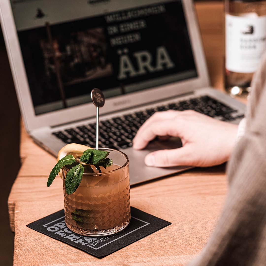 Cocktail neben dem Laptop zum Onlinekurs