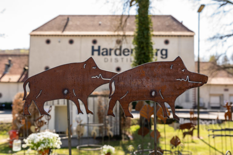 Keiler Schilder auf Hardenberg Distillery Gelände
