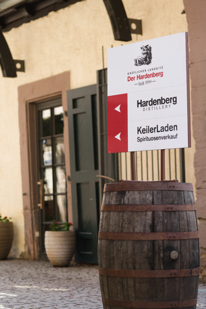 Wegweiser zu Hardenberg Distillery und KeilerLaden