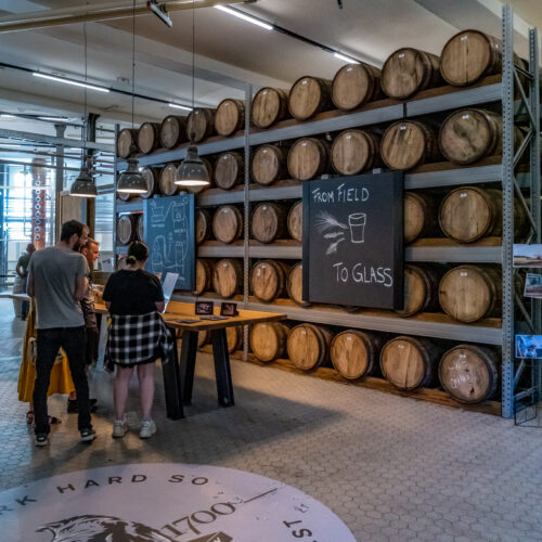 Gäste besichtigen die Hardenberg Distillery beim Sommerfest
